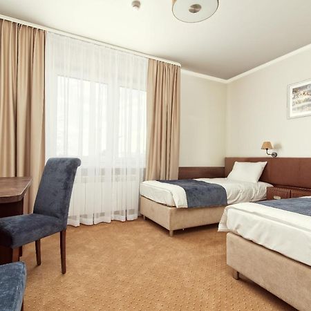 קרסניסטב Maestro Inn מראה חיצוני תמונה